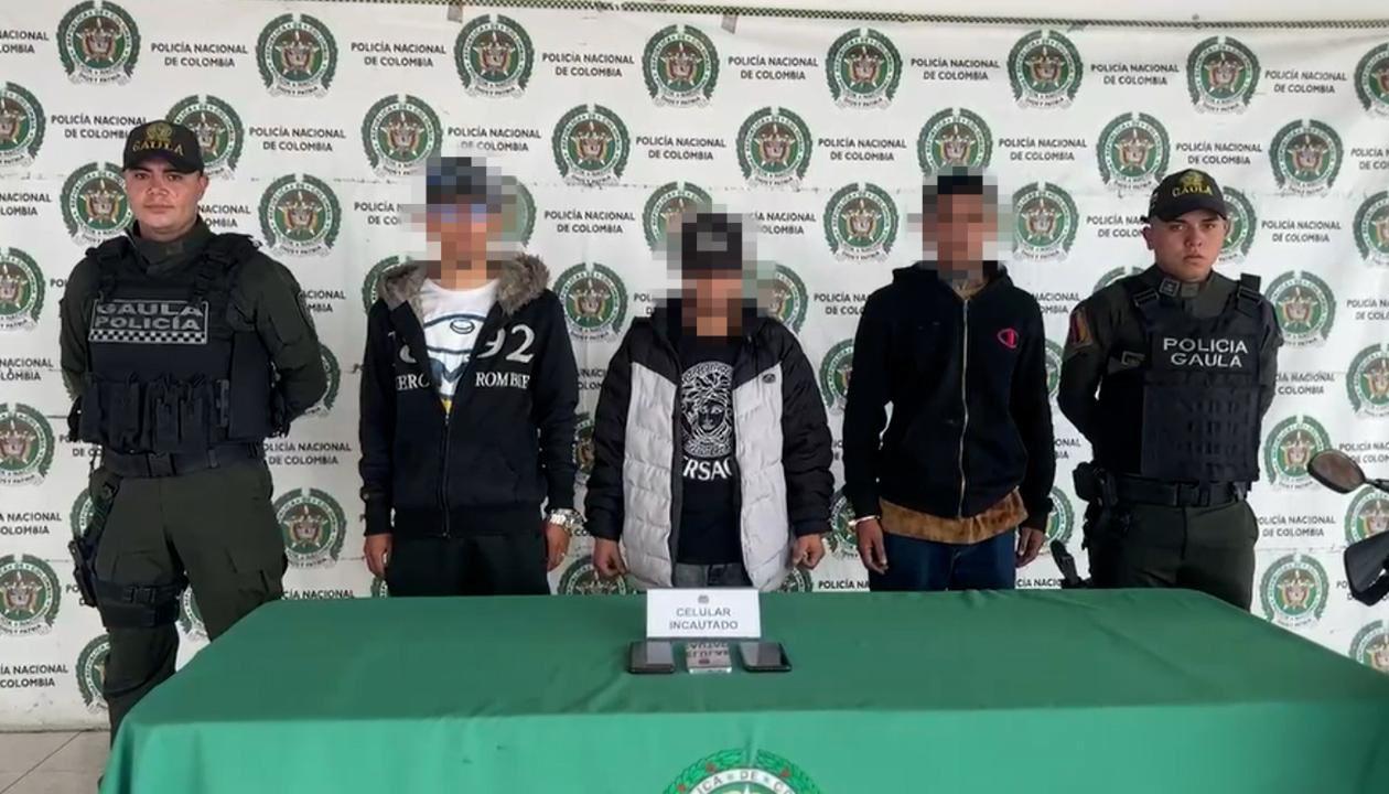 Algunos de los capturados junto a las autoridades.