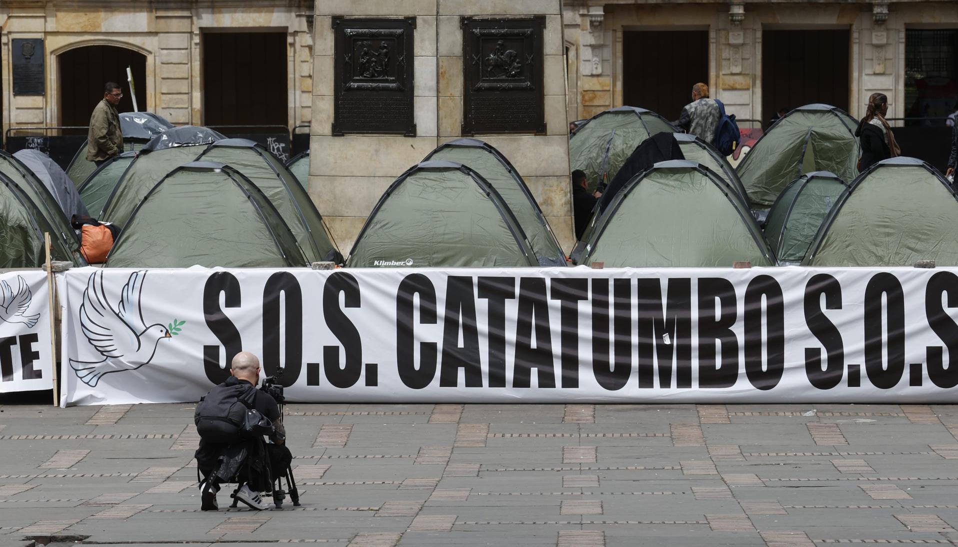 Campesinos pidiendo ayuda para el Catatumbo en la Plaza de Bolívar, en Bogotá. 