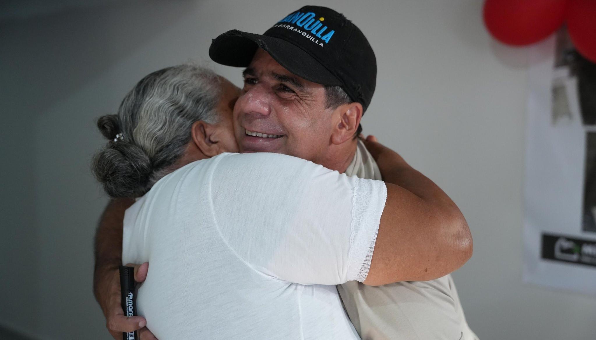 El Alcalde de Barranquilla, Alex Char, con una beneficiaria del programa de mejoramiento de vivienda.