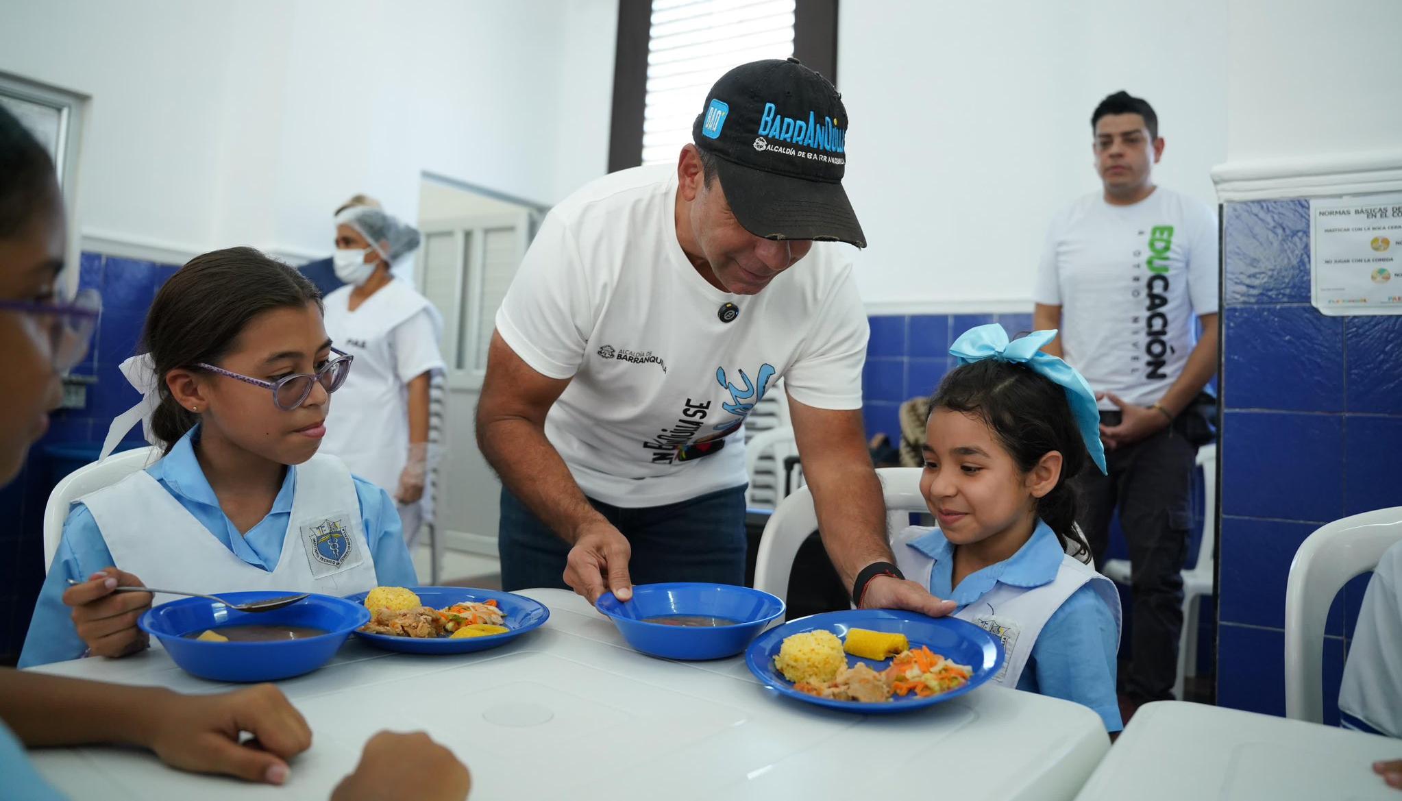 Alcalde Alejandro Char durante la entrega de los comedores escolares. 