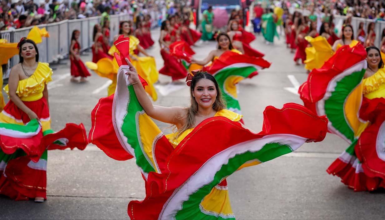 La comparsa de fantasía Rumbón Normalista en Desfile de Guacherna.