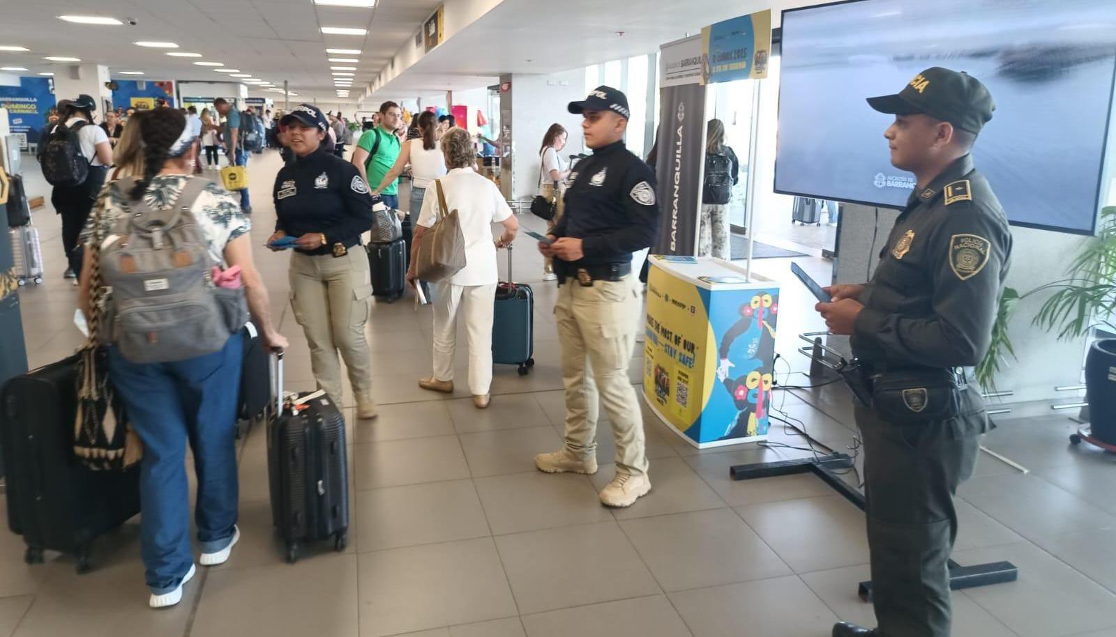 Llegada de viajeros en el aeropuerto Ernesto Cortissoz.