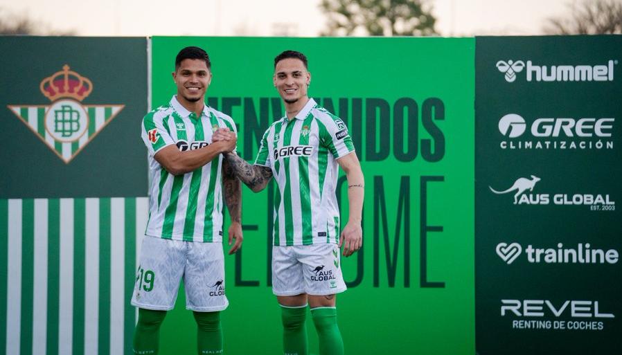 Cucho Hernández fue presentado en Real Betis con el brasileño Antony.