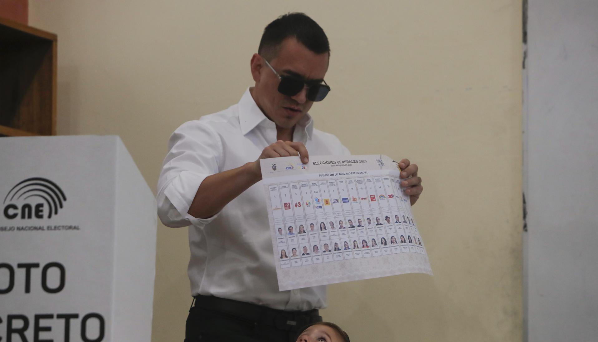 El Presidente Daniel Noboa cuando ejercía su derecho al voto. 