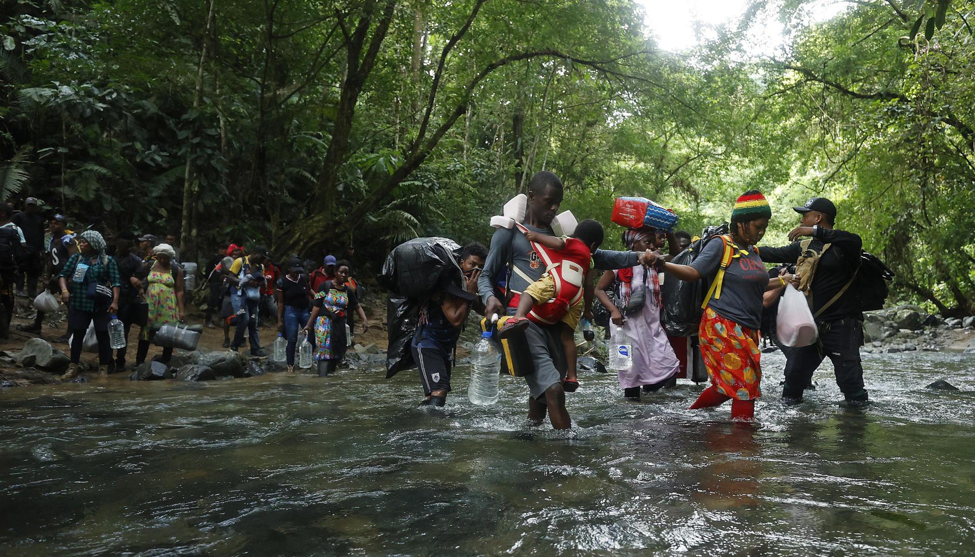 Migrantes caminando por el Tapón del Darién.