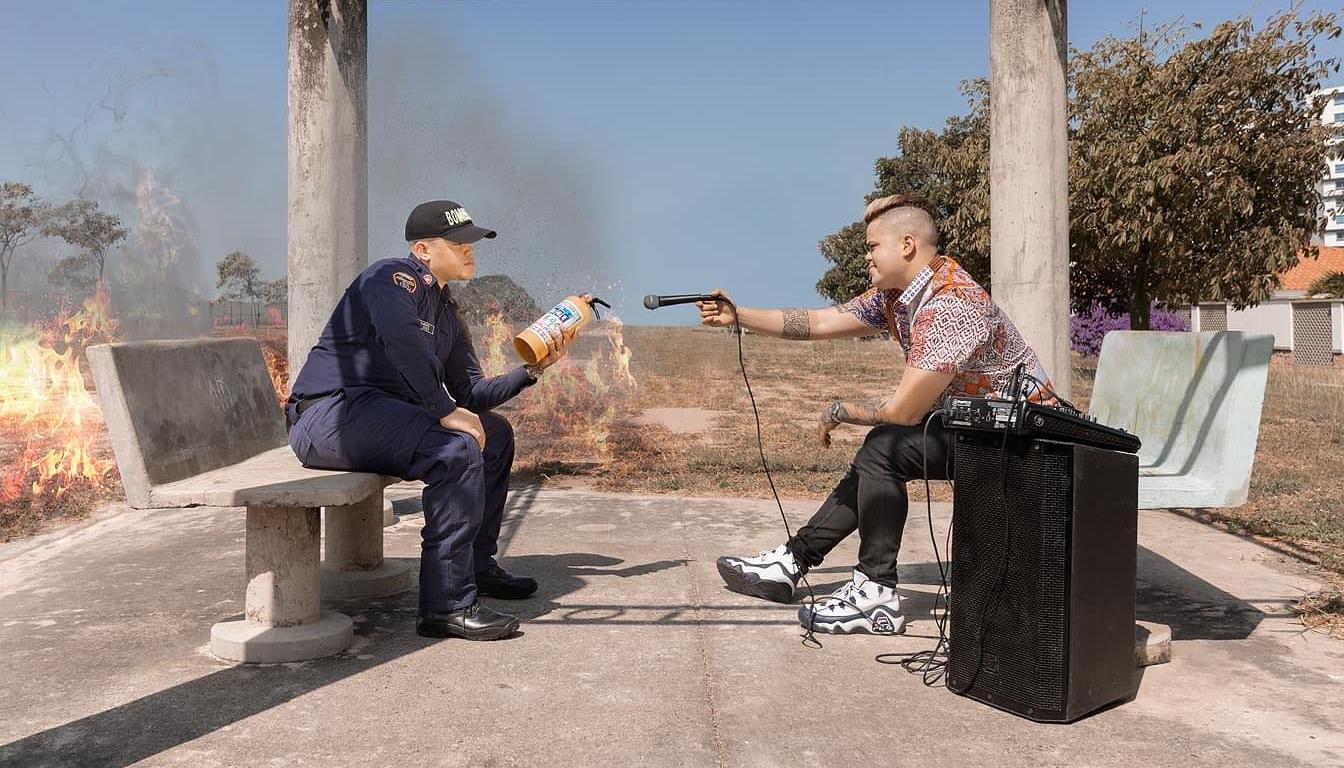 Zair Guette en una foto donde mostró sus dos facetas: bombero y cantante. 