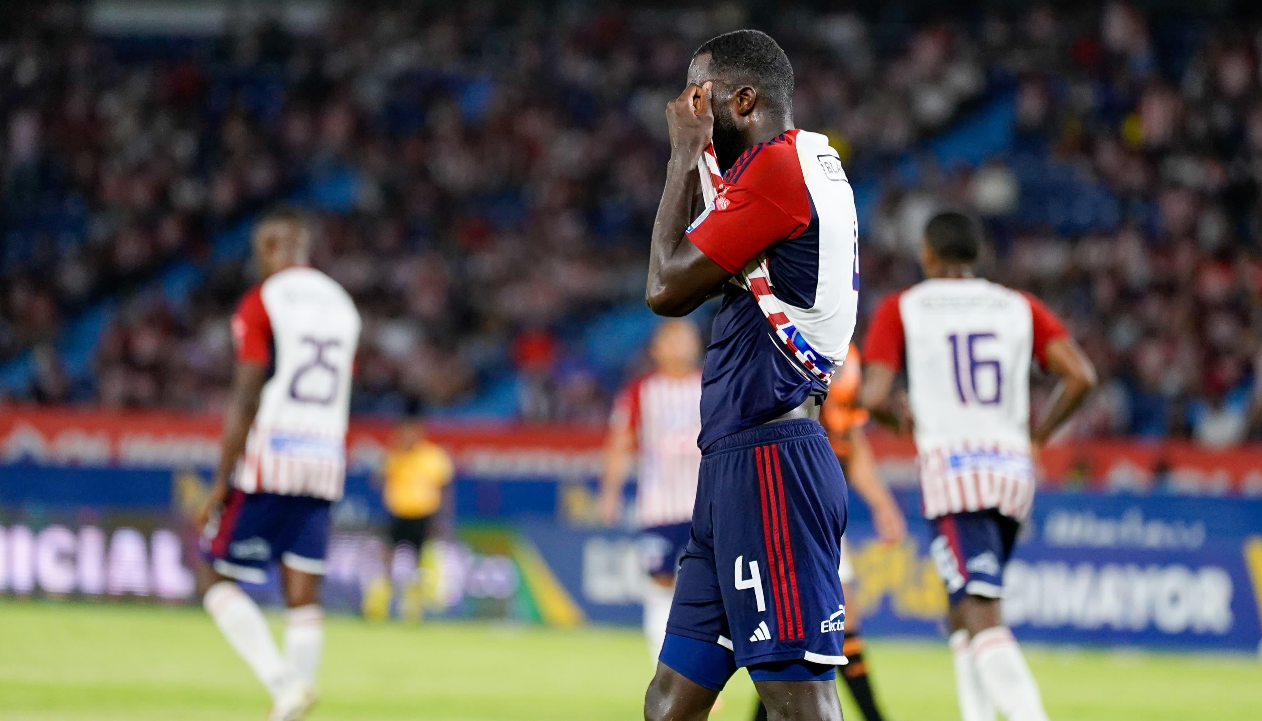 La decepción de los jugadores tras perder con Envigado. 