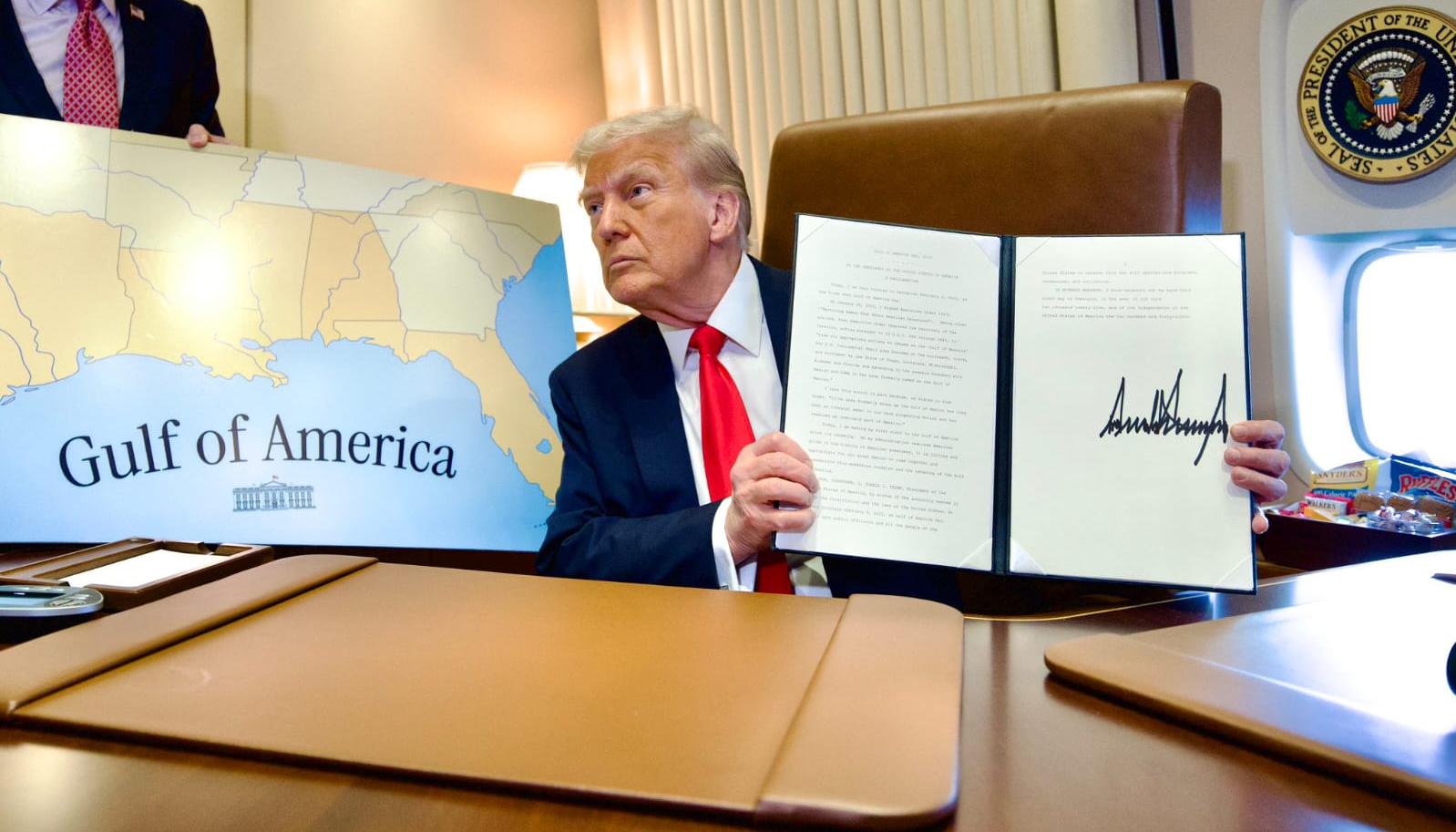 Trump al firmar la designación del 9 de febrero como 'Día de Golfo de América'. 