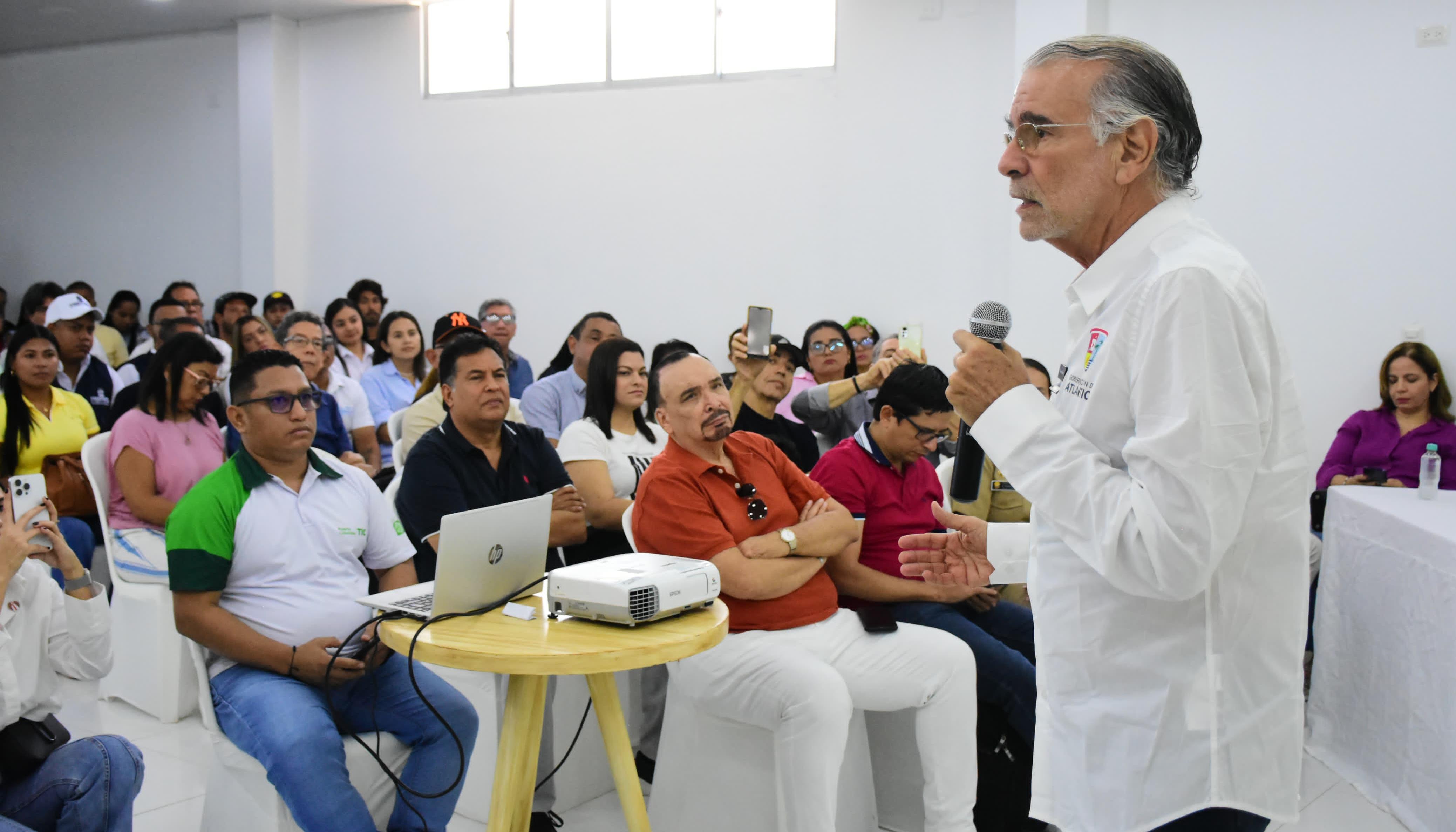 El Gobernador Eduardo Verano socializando el Gran Malecón del Mar en Puerto Colombia.