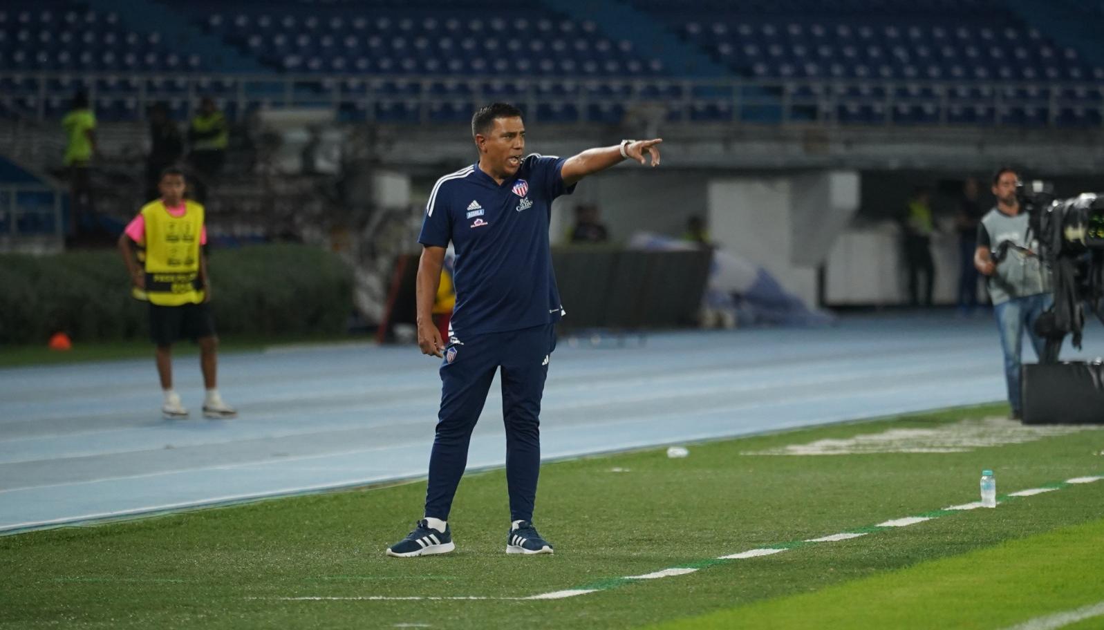 César Farías dirigiendo a Junior en un partido.