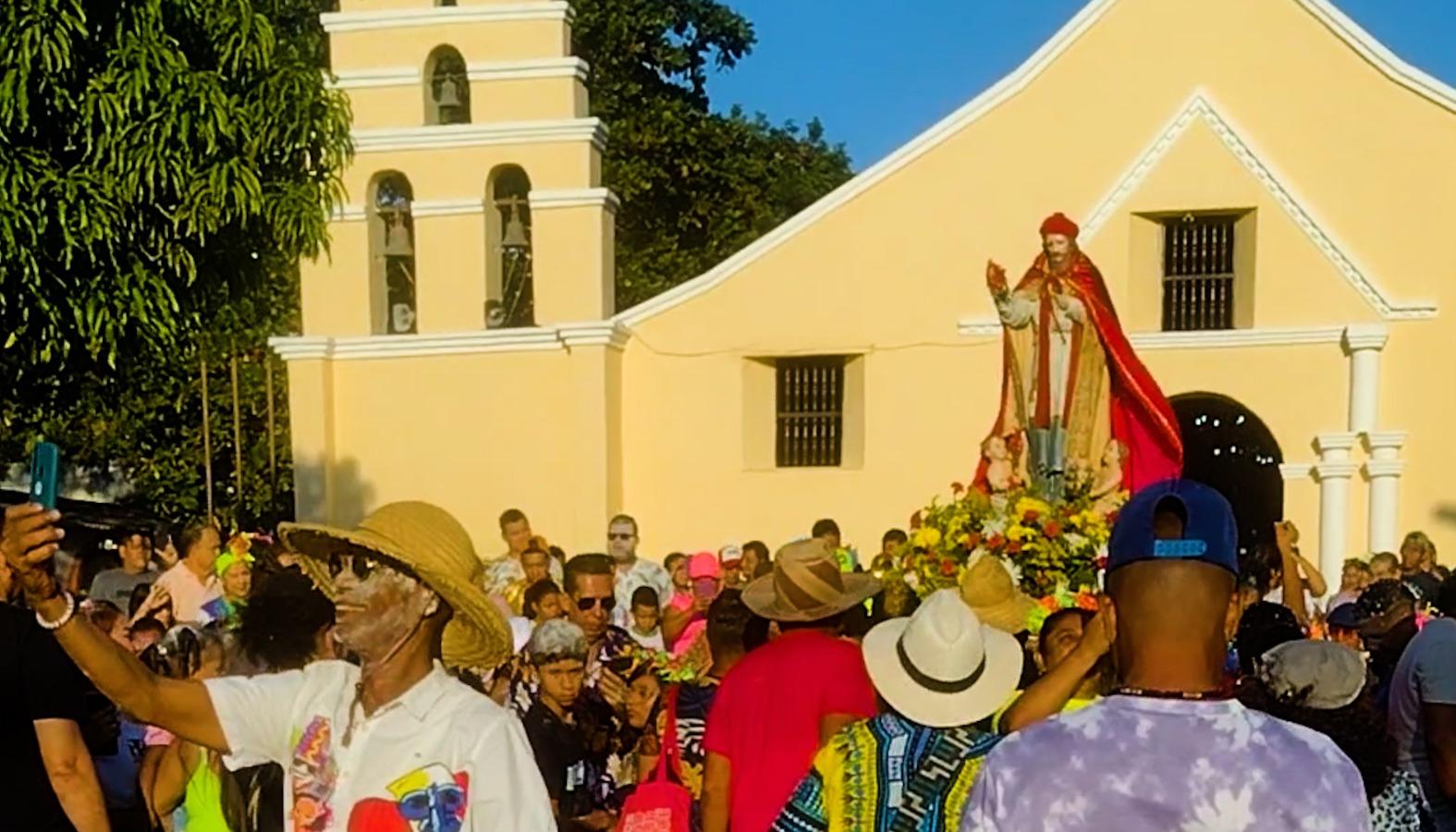 San Agatón se alista para su procesión un Sábado de Carnaval. Al fondo, la iglesia San Jerónimo de Mamatoco.