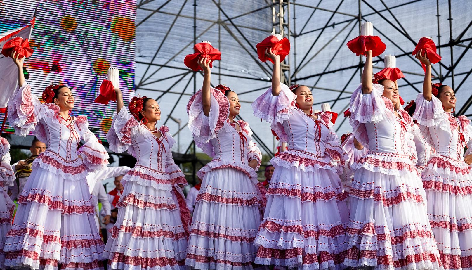 Fiesta de Danzas y Cumbias, un cierre lleno de colores y tradición en la Plaza de la Paz