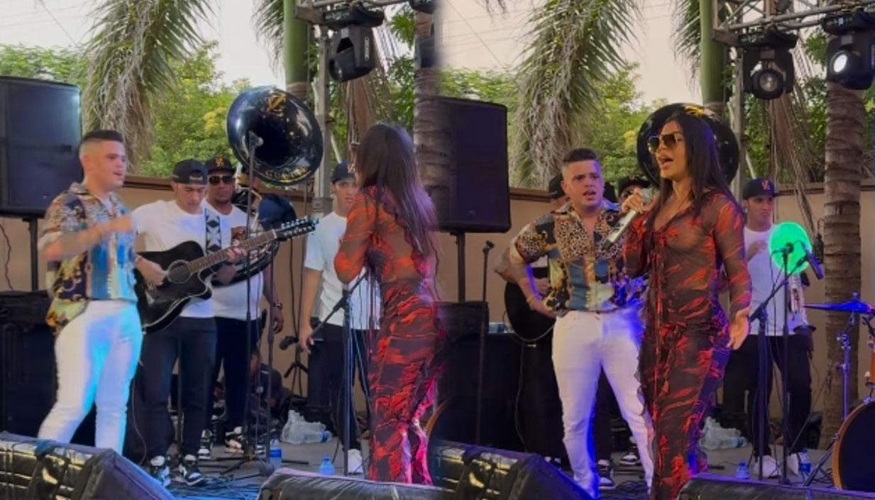 Natalia Curvelo junto a Zair Guette en tarima. 