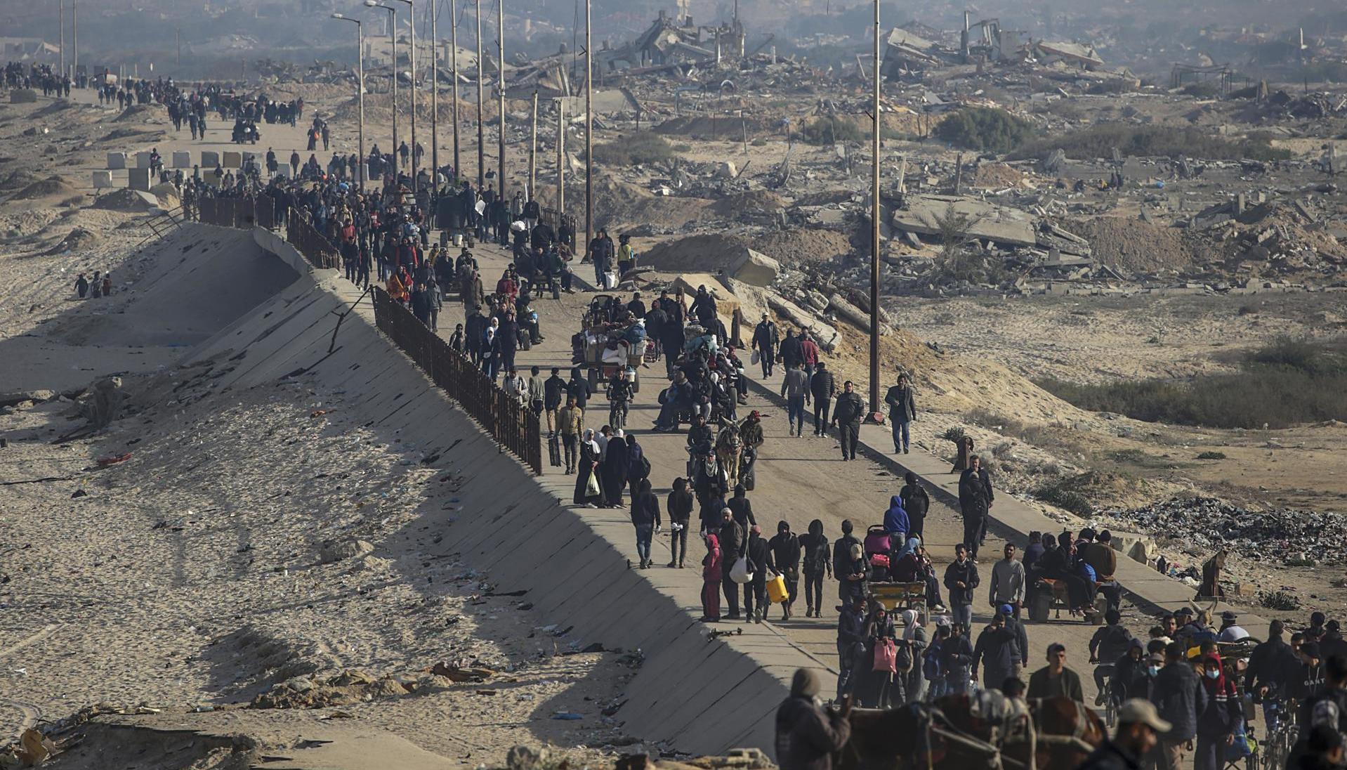 Palestinos volviendo a Gaza.