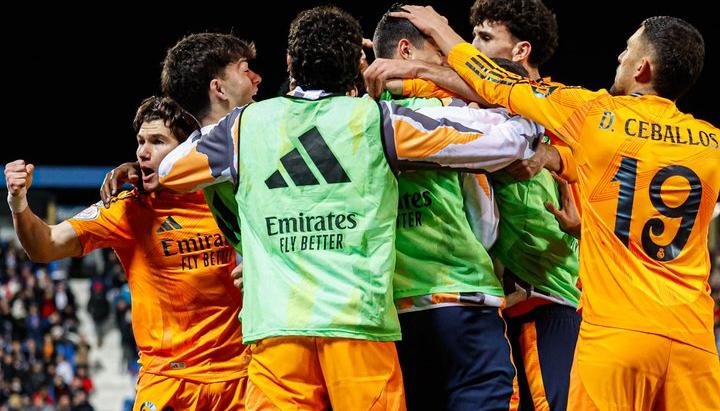 Jugadores del Real Madrid celebrando el gol en el final.