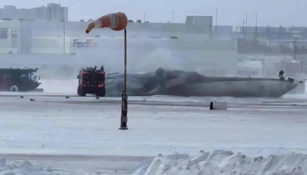 El avión terminó volteado.