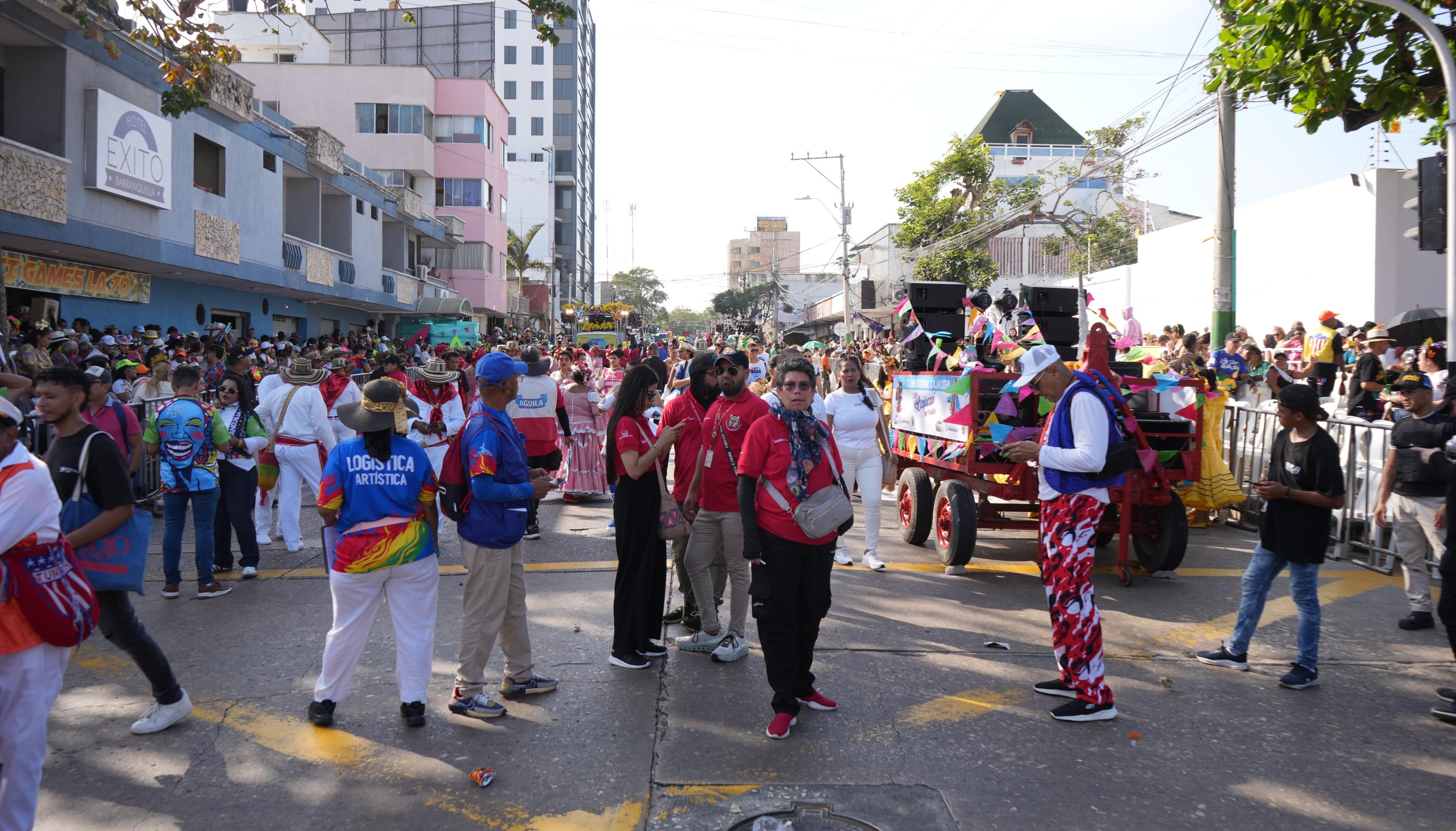 Ambiente carnavalero en la carrera 44. 