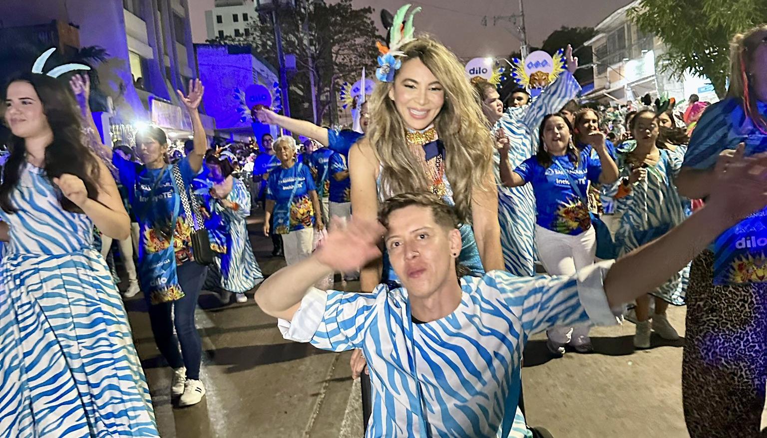 La gerente de Ciudad, Ana María Aljure, con uno de los participantes.