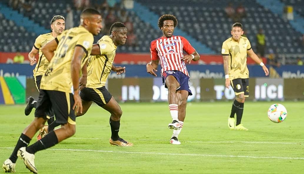 Acción de juego entre Junior y Águilas.