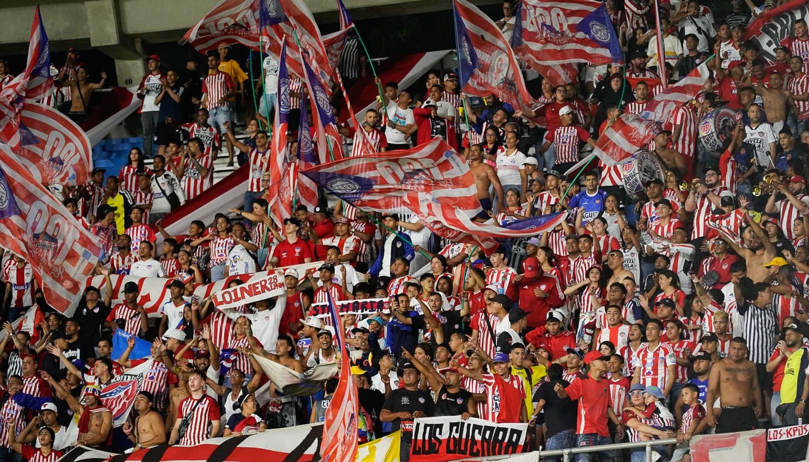 Los hinchas alentaron el equipo tiburón en el Metropolitano. 