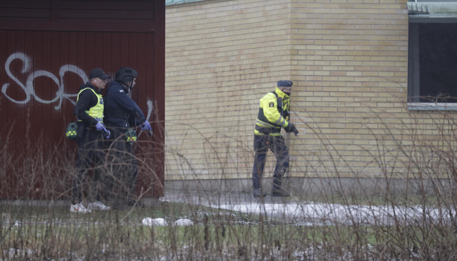 Las fuerzas policiales están desplegadas en la Escuela Risbergska en Örebro, Suecia.