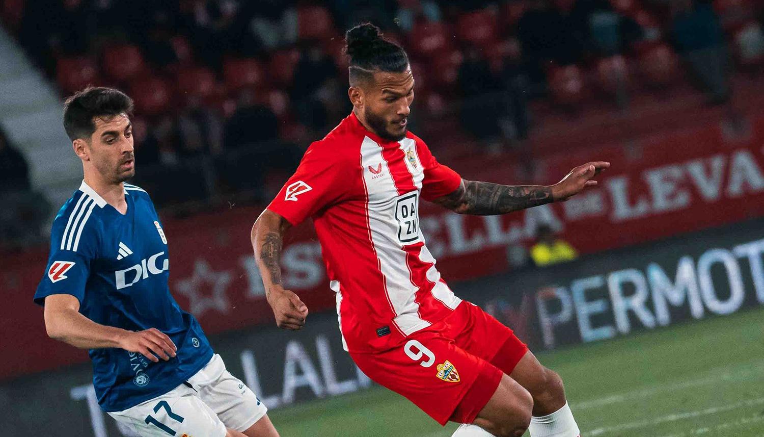 Luis Suárez en una escena del partido ante Real Oviedo.