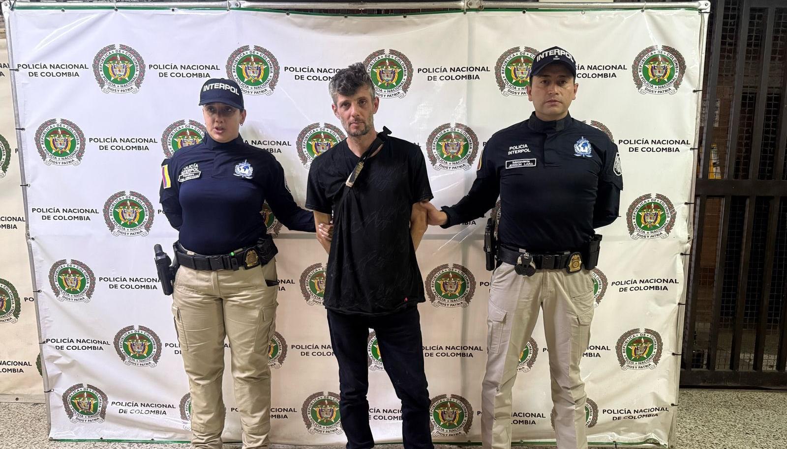 El capturado junto a las autoridades.