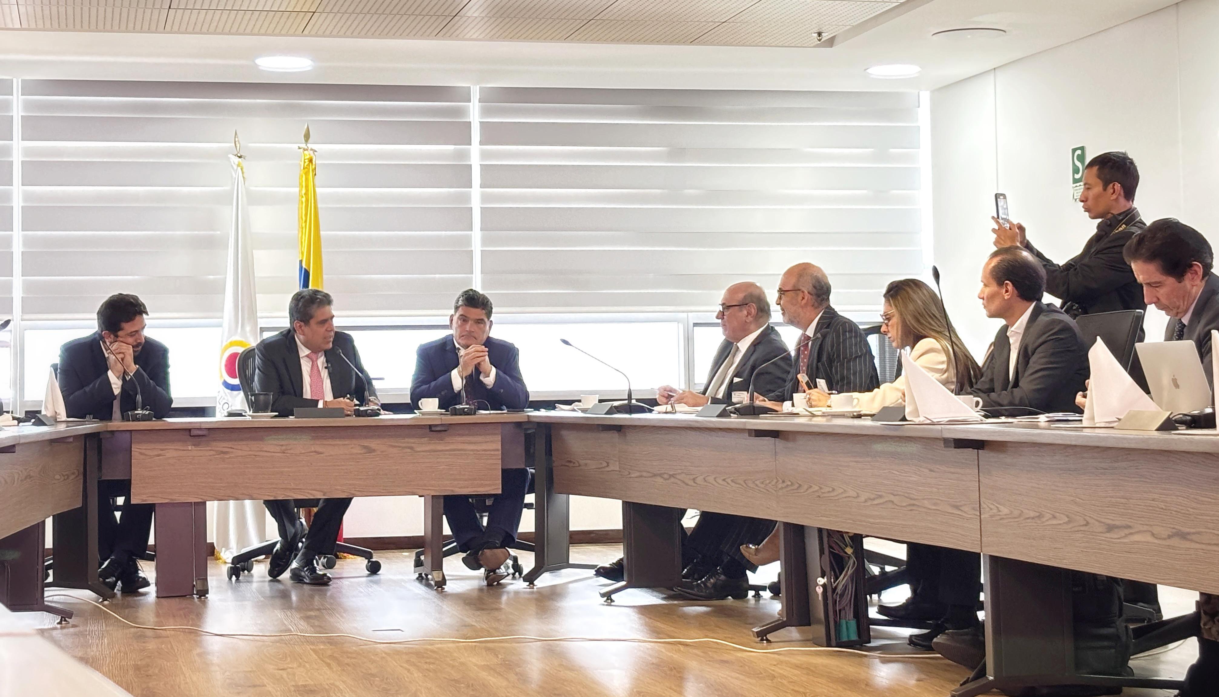 Procurador Gregorio Eljach, Ministro de Hacienda, el Presidente de Andesco y representantes del sector minero-energético.