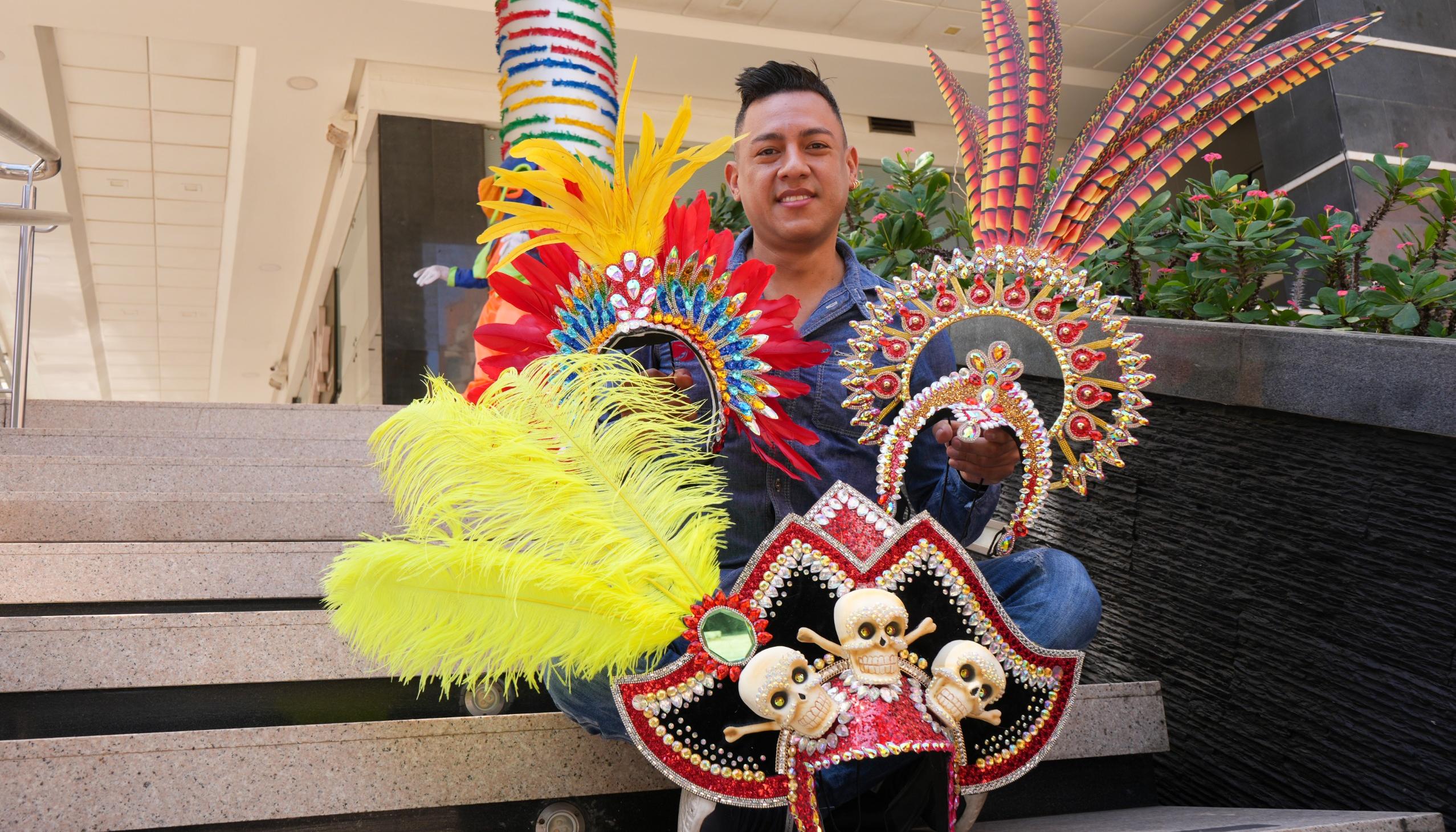 Miguel García, diseñador de tocados de Carnaval. 