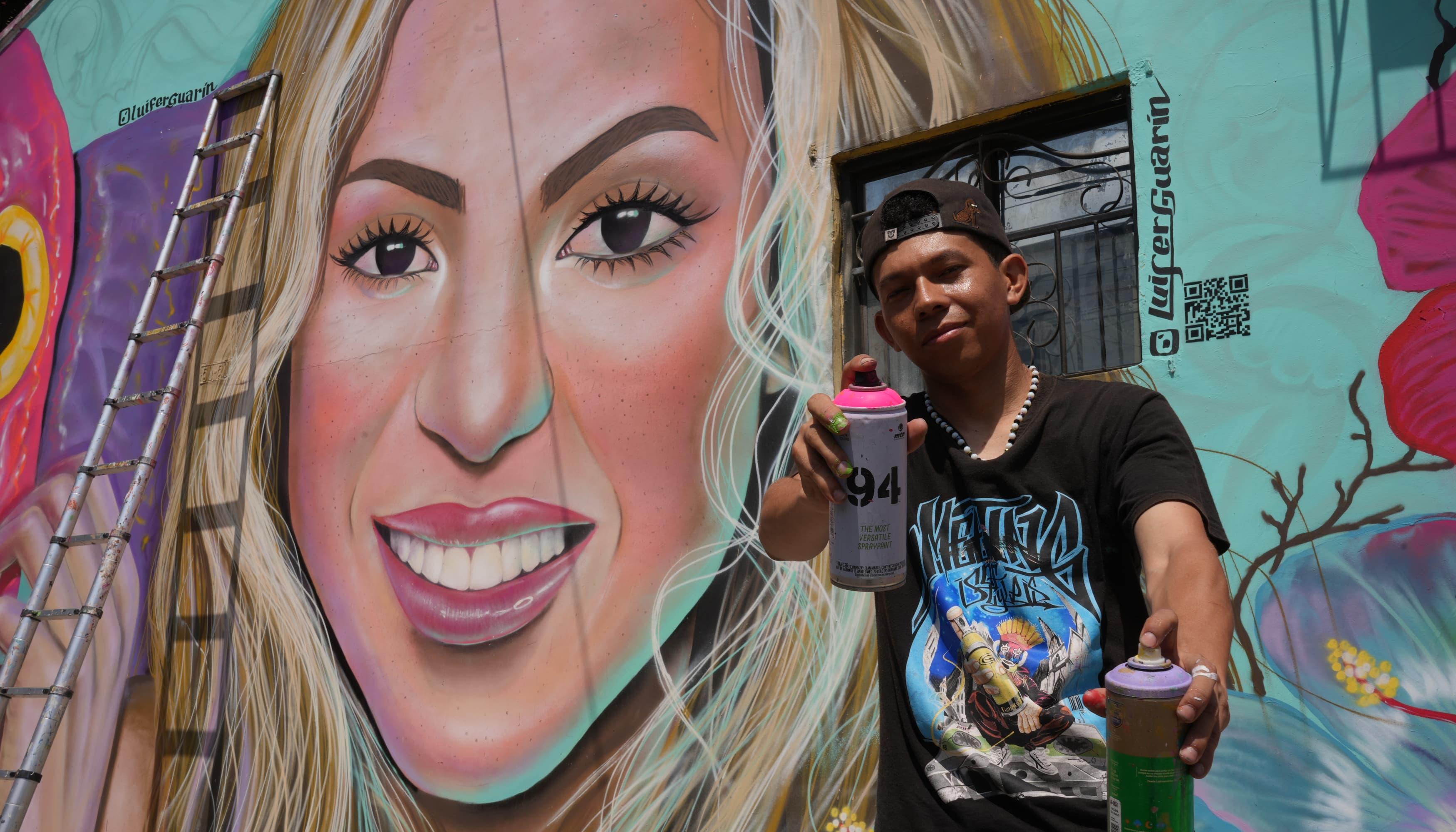 Luifer Guarín con su obra de Shakira.