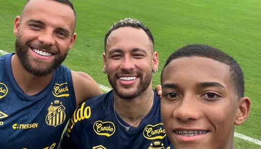 Neymar junto a sus compañeros tras la primera sesión de entrenamiento.