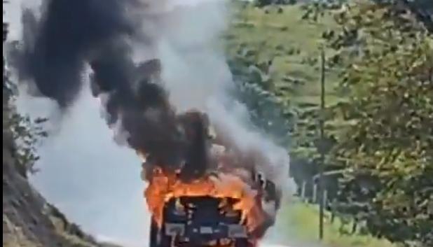 Vehículo incinerándose en Norte de Santander.