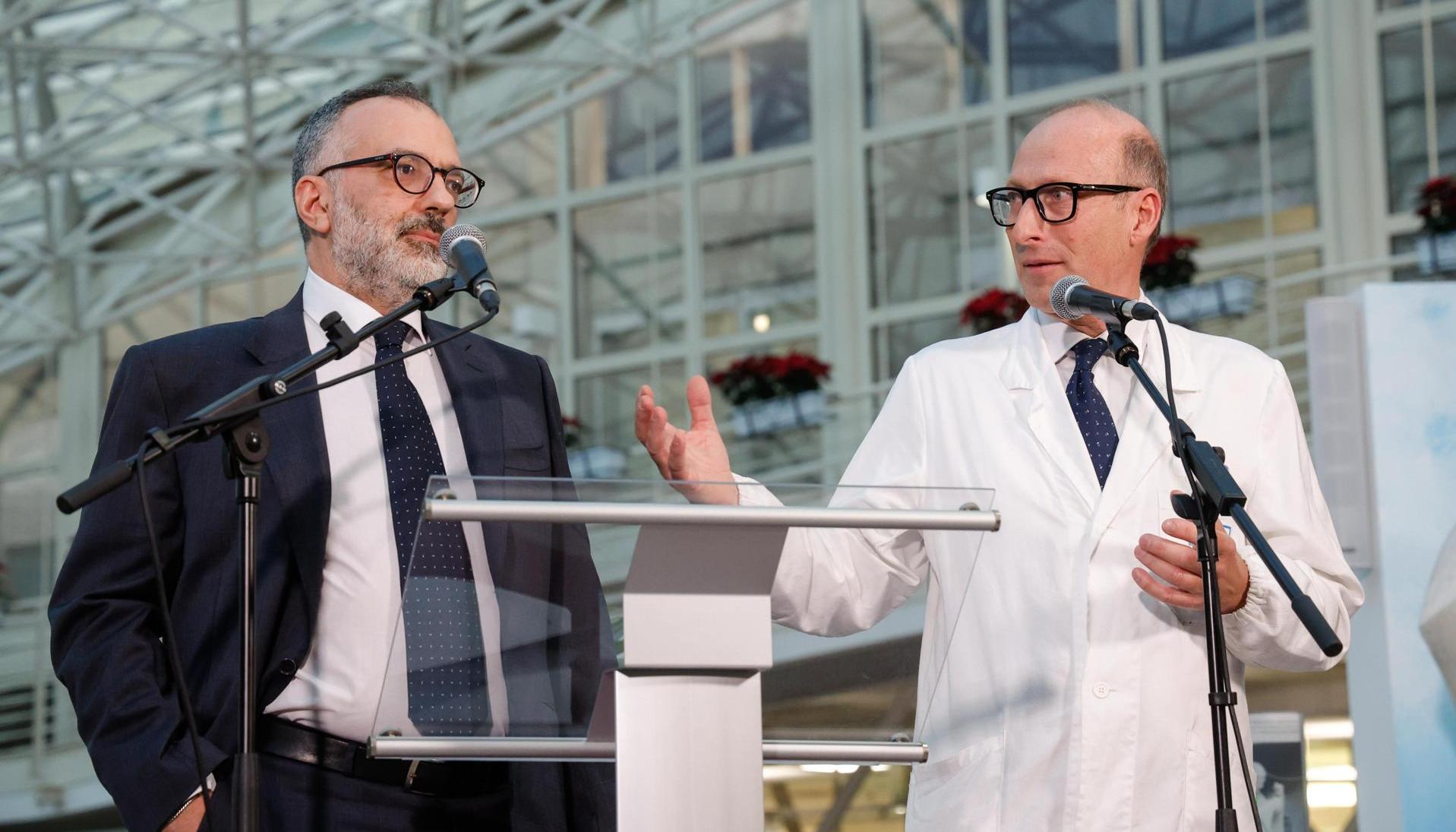 Luigi Carbone y el médico Sergio Alfieri dieron la rueda de prensa sobre la salud del Papa.