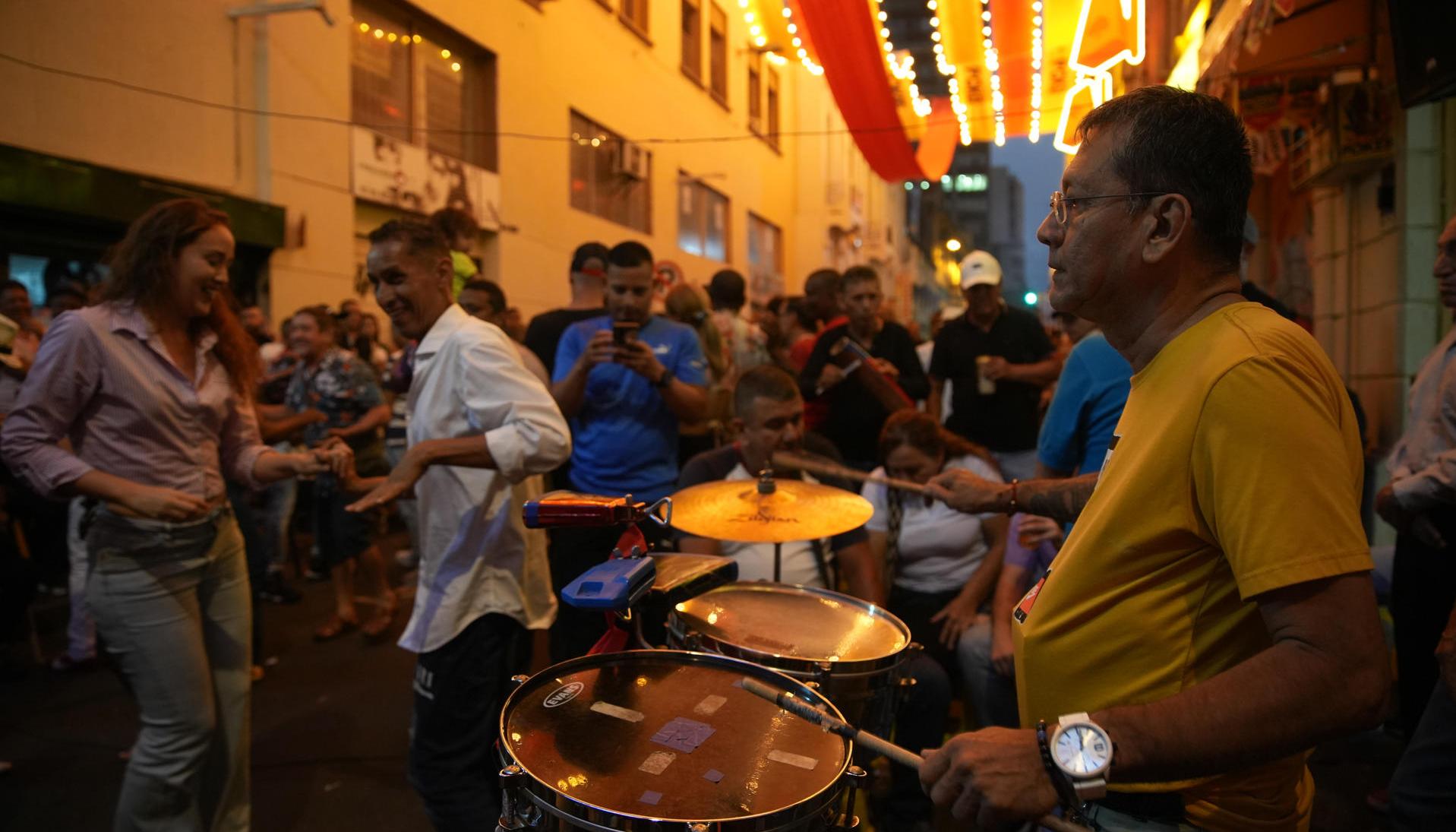 Personas bailando en la 'Calle del Sabor' en Cali.