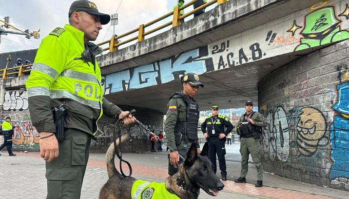 La Policía en el lugar donde se presentó la detonación de la granada. 