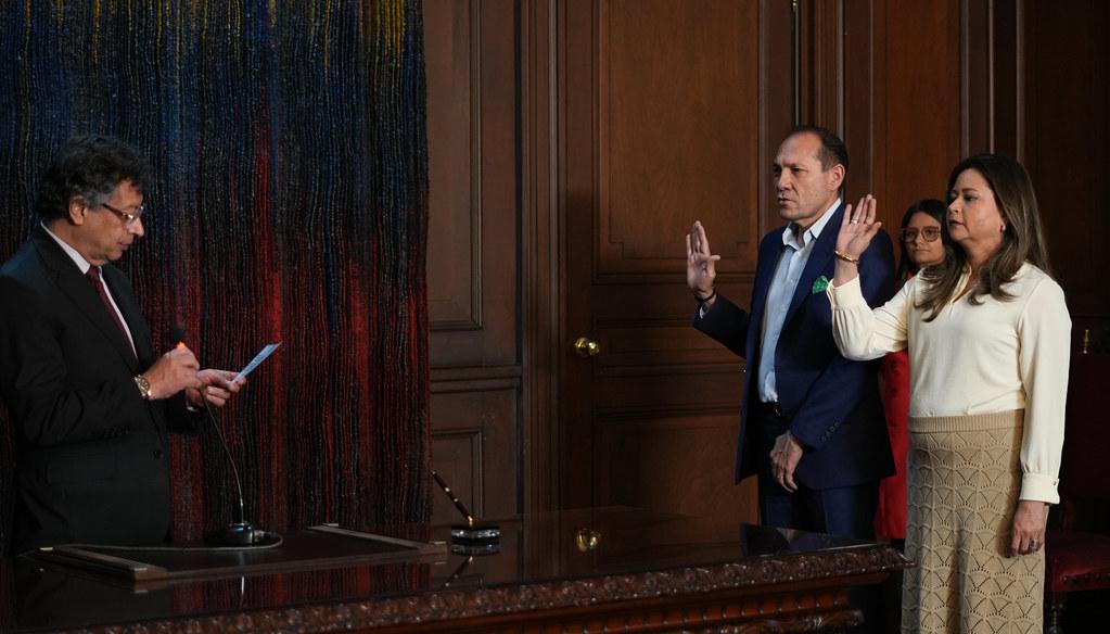 Momento de la posesión de los nuevos ministros ante el Presidente Gustavo Petro. 