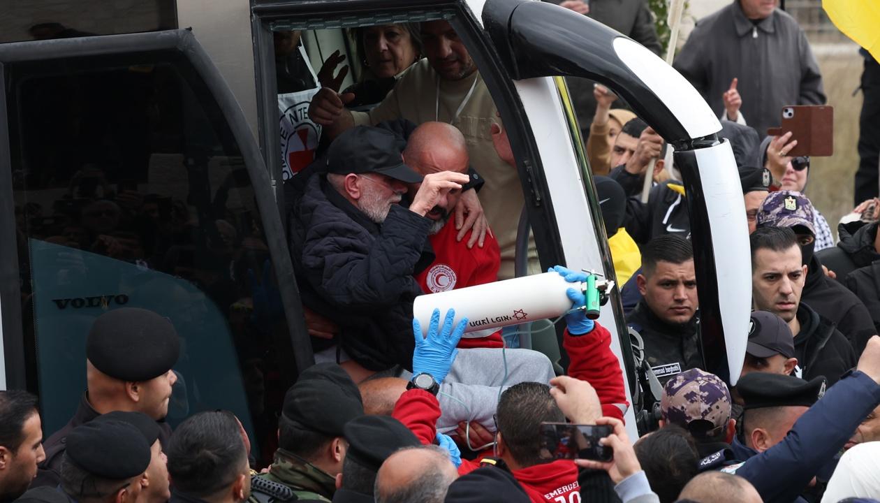 Un prisionero palestino liberado es recibido a su llegada a Ramala en Cisjordania.