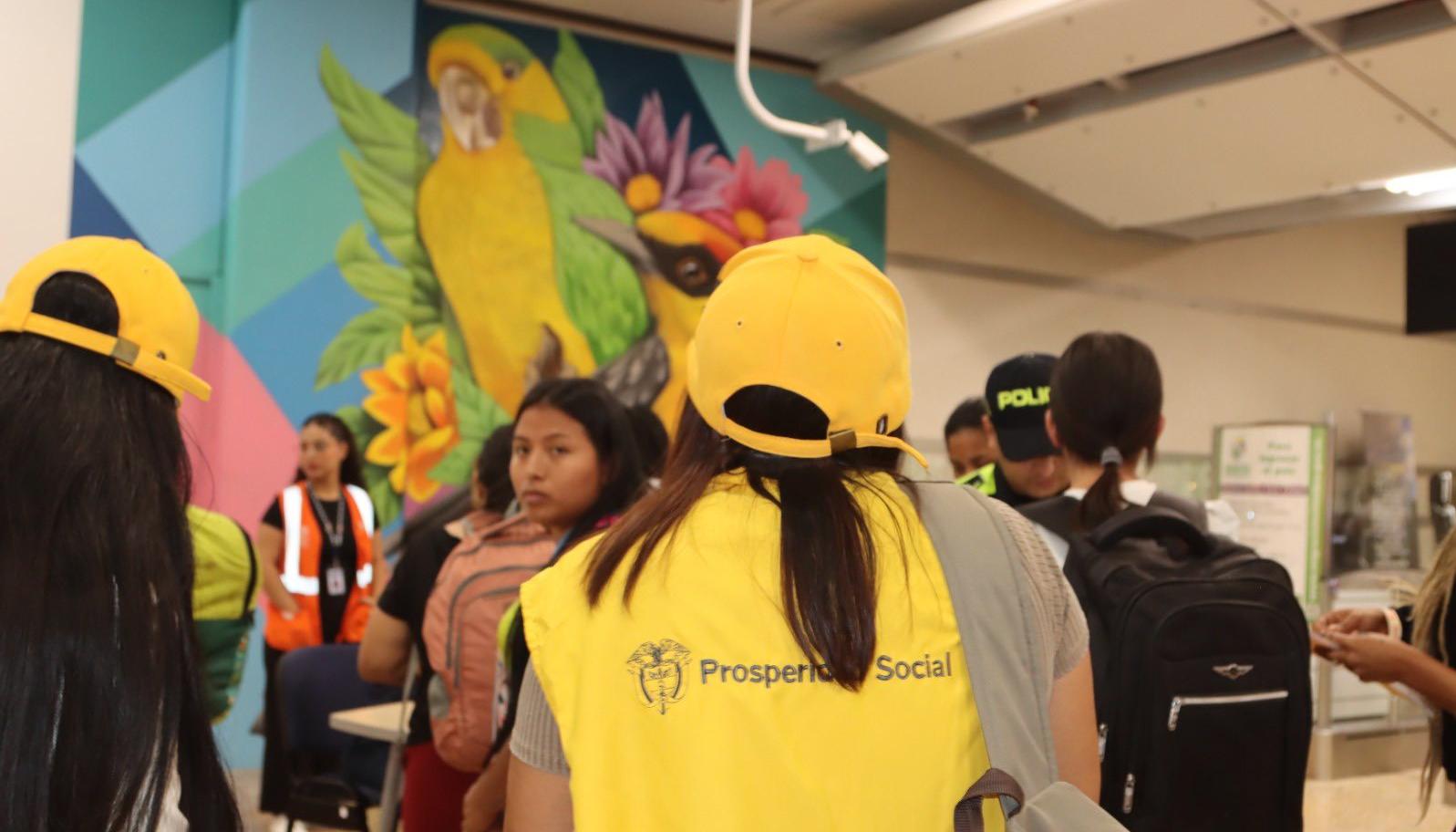 Funcionarios de Prosperidad Social en el aeropuerto de Medellín. 