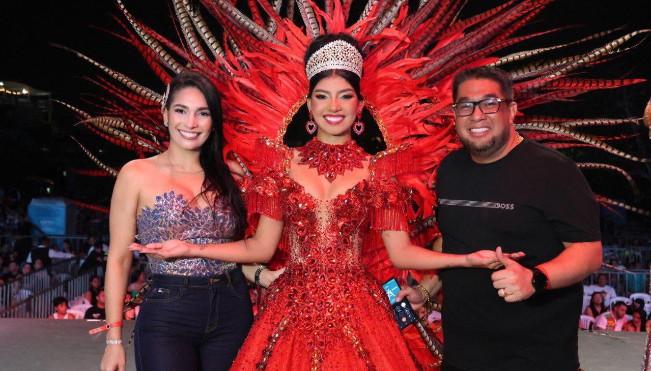 La reina Hary Vásquez y el alcalde de Puerto Colombia Plinio Cedeño.