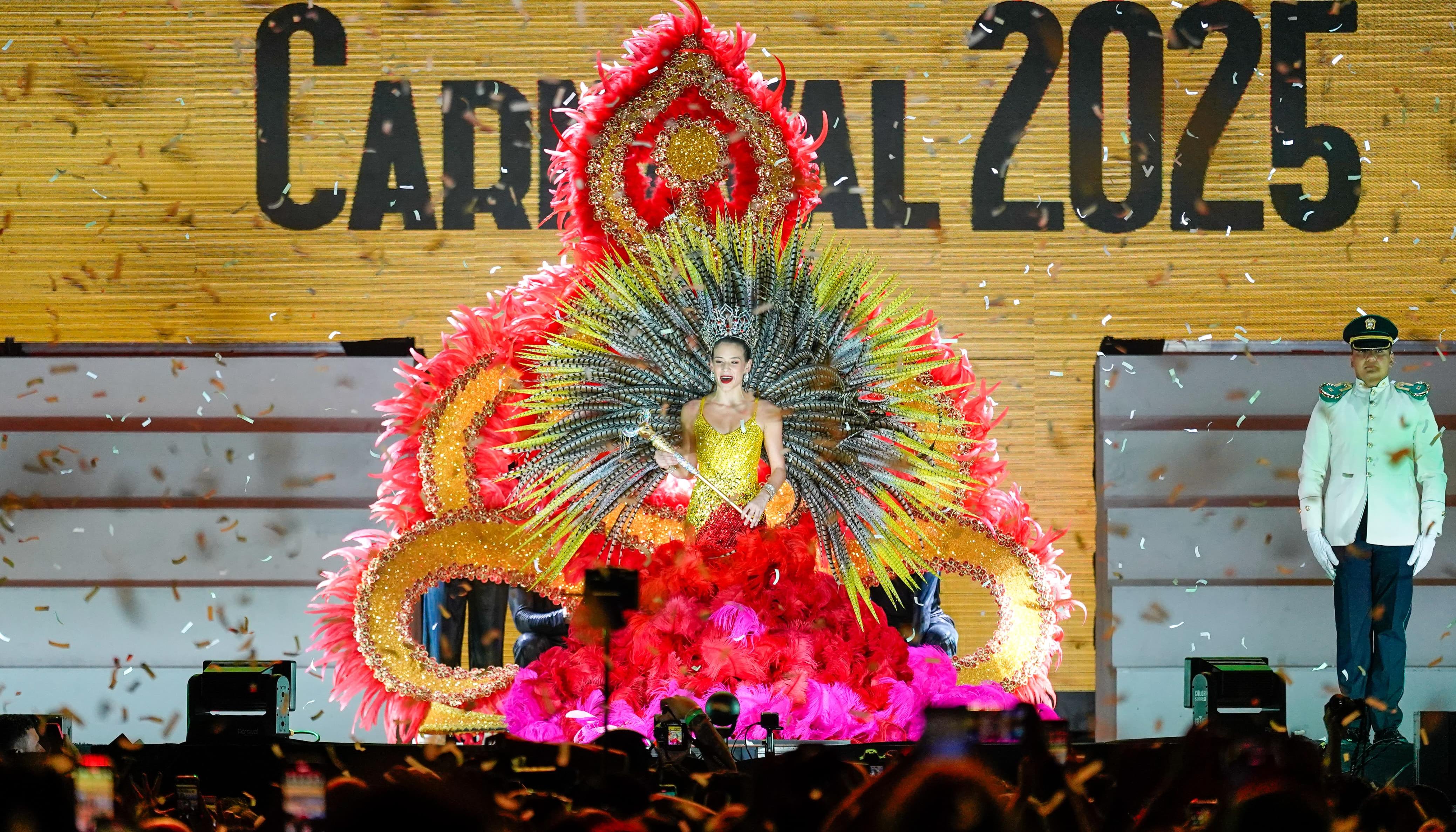 La reina Tatiana al ser coronada. 
