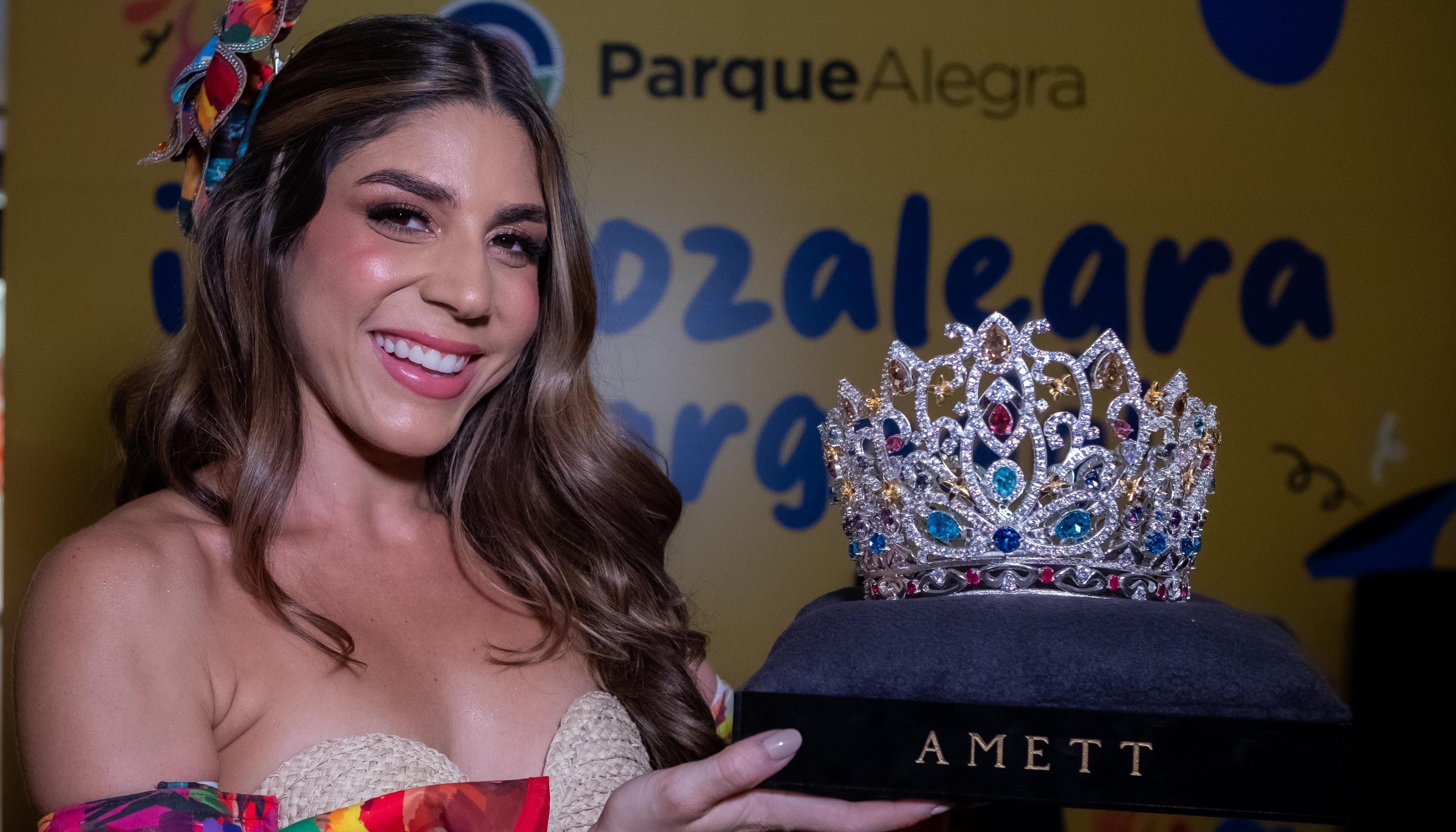  Alexsandra Estarita con la corona que lucirá. 