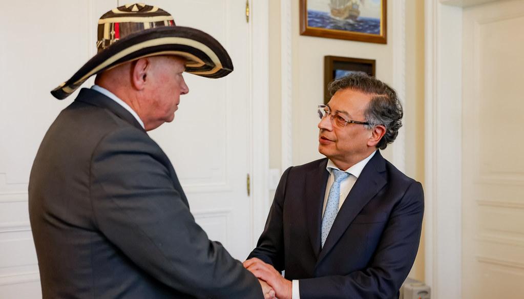 Encargado de negocios de la embajada de Estados Unidos, John McNamara; y el Presidente Gustavo Petro. 
