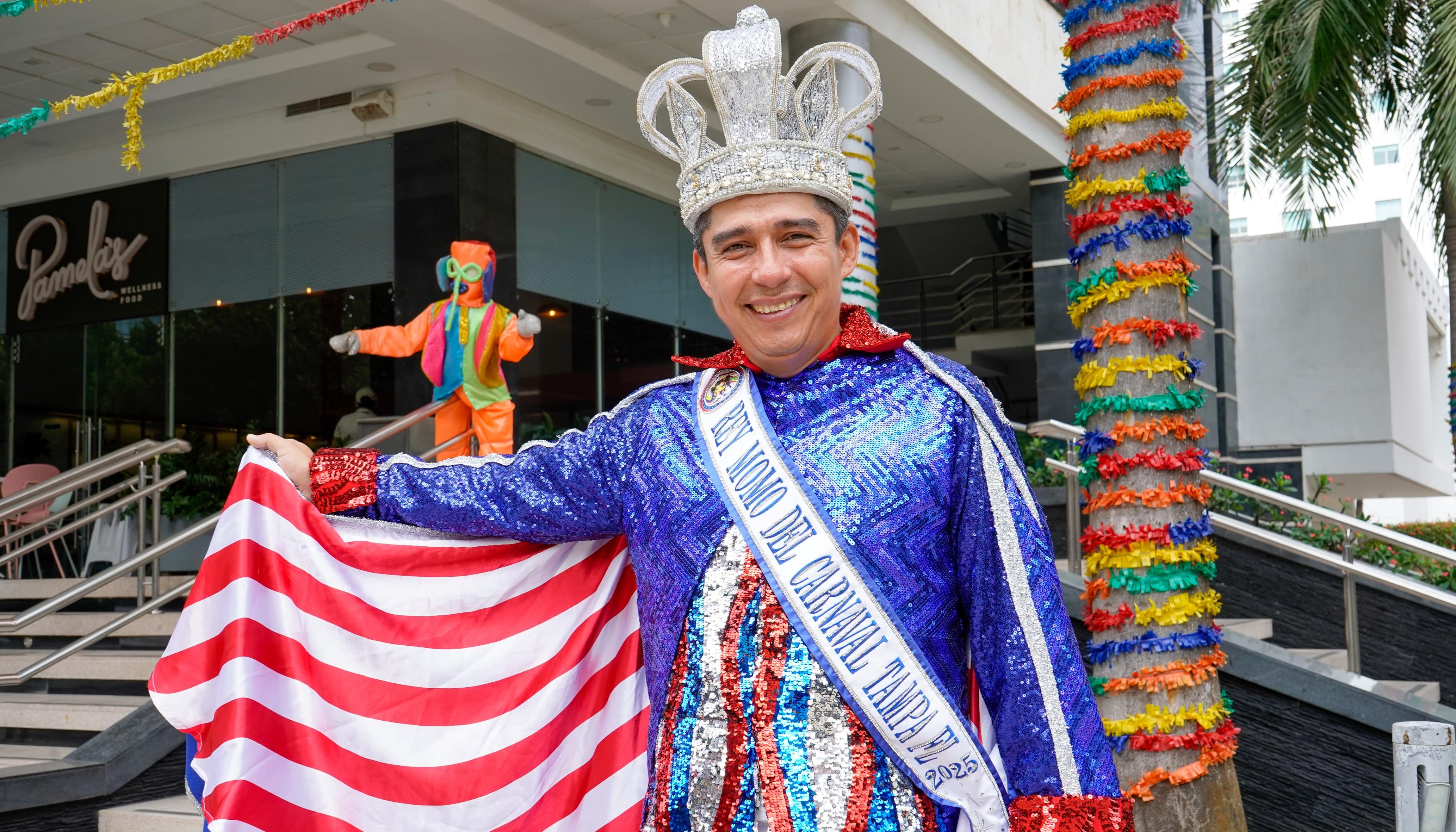 El intendente jefe Johnny Pico Hernández con su atuendo de Rey Momo. 