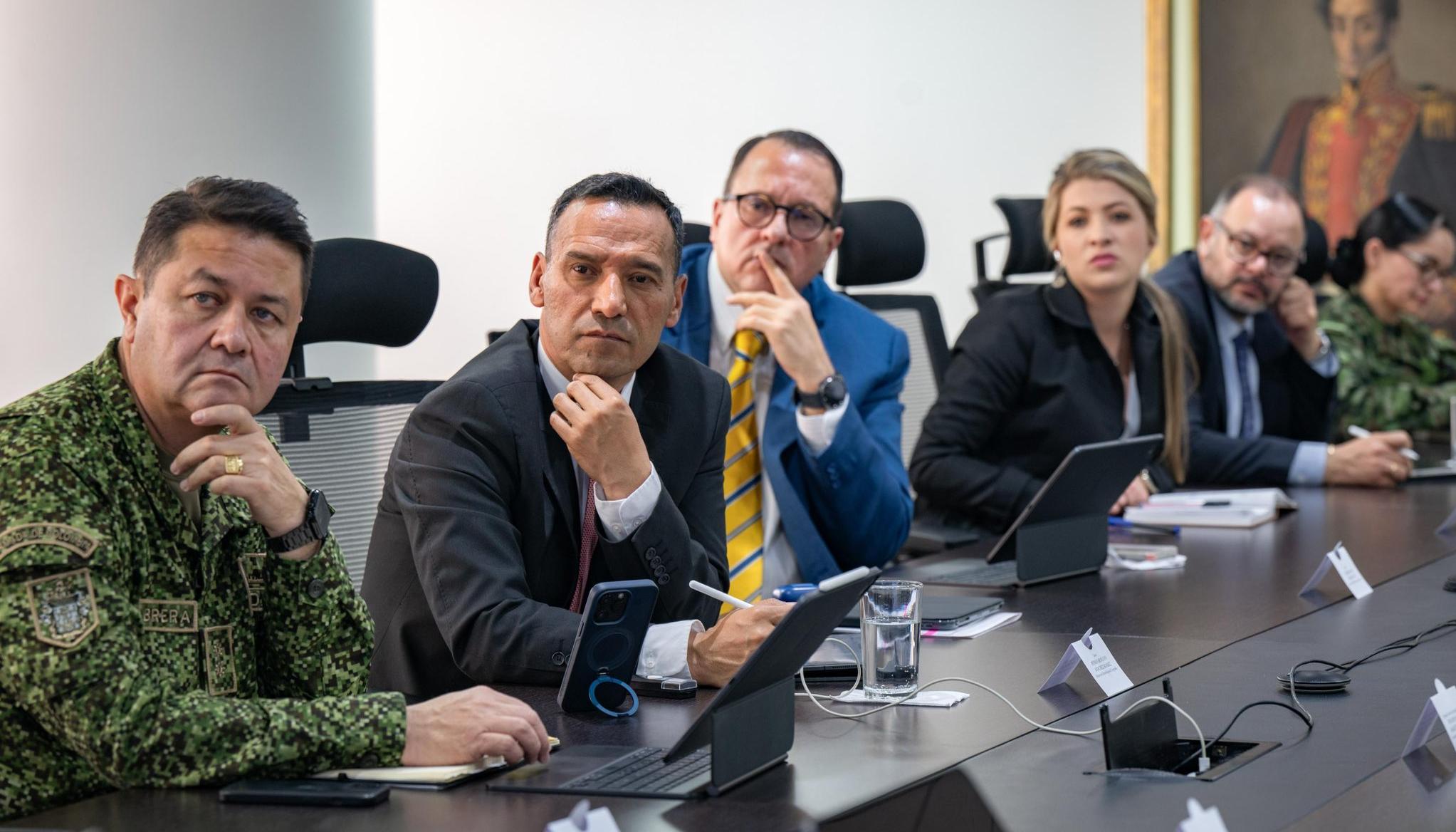 Pedro Sánchez en reunión con el Comando General de las Fuerzas Militares y el Comando del Ejército.