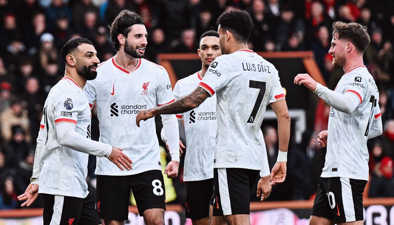 Mohamed Salah celebrando el gol junto a sus compañeros.