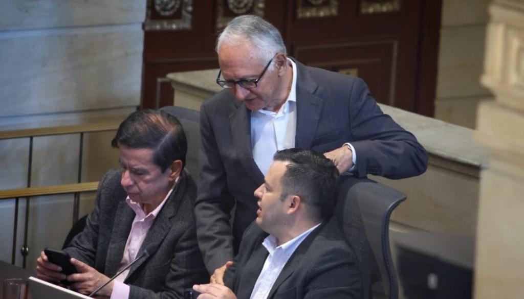 El Ministro del Interior, Jaime Raúl Salamanca; el Ministro de Salud, Guillermo Alfonso Jaramillo, y el presidente de la Cámara, Jaime Raúl Salamanca.