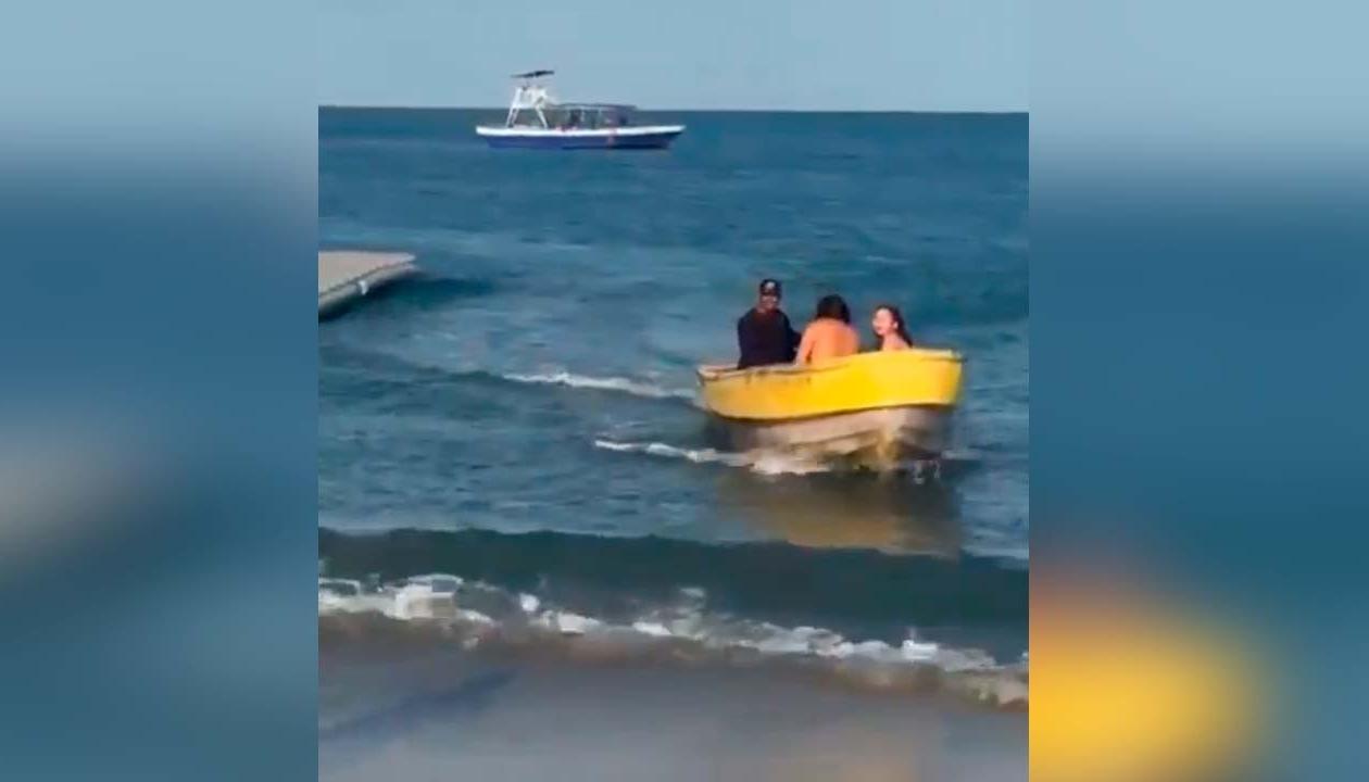 Turistas al momento de llegar a la orilla de la playa.