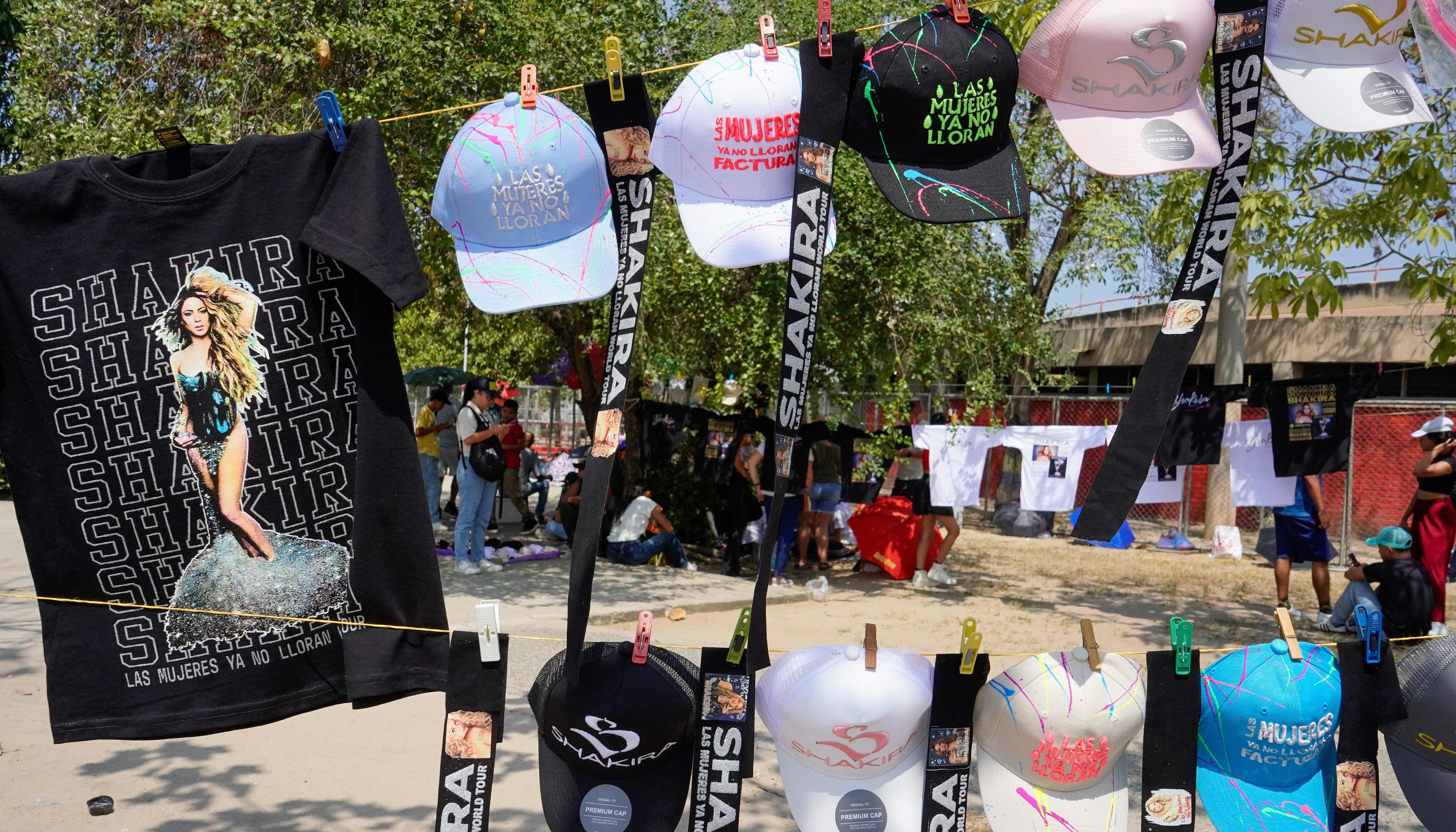 Venta de camisetas y gorras alusivas a Shakira a las afueras del estadio Metropolitano.