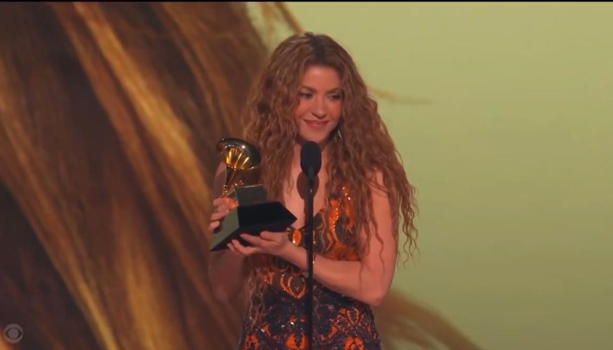 Shakira recibiendo el Premio Grammy.