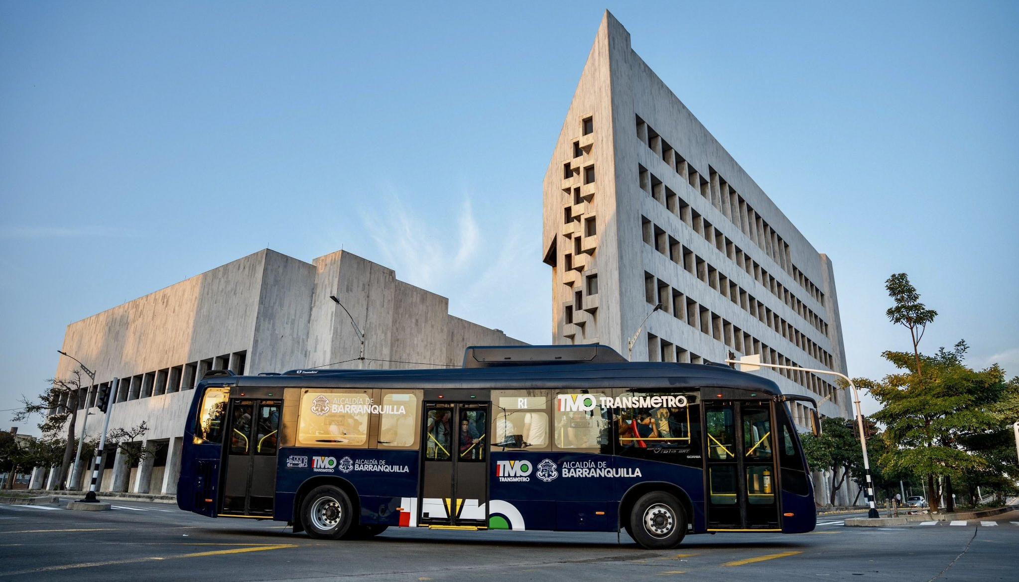 Bus de Transmetro en recorrido por la ciudad. 